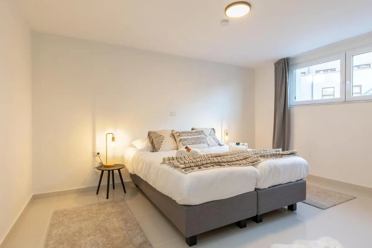 Huswell - Stylish Duplex Apartment In Town House Ostend Belgium