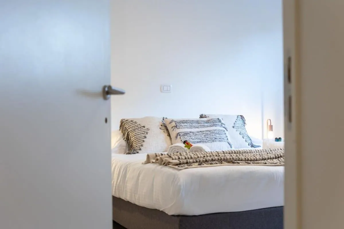 Huswell - Stylish Duplex Apartment In Town House Ostend